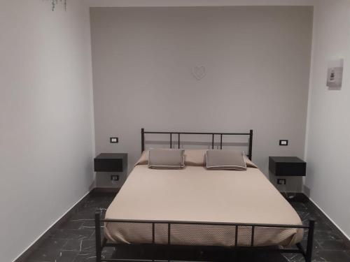 パレルモにあるSuite Nobileの白い部屋のベッド1台(枕2つ付)