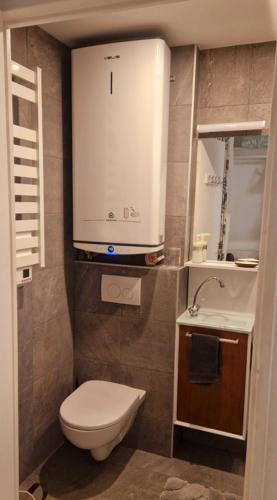 une petite salle de bain avec toilettes et lavabo dans l'établissement Studio Cabine neuf 4 personnes - Bormes les Mimosas - 300m de la plage de La Favière, à Bormes-les-Mimosas