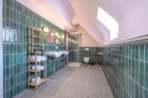 Un baño de Palais Palffy Suits