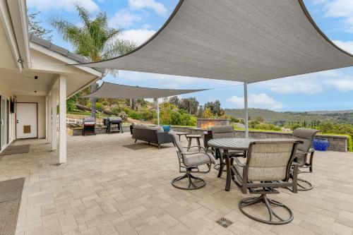 an outdoor patio with a table and chairs at 2 Mi to Lake Poway Mtn-View Escape with Patio! in Poway
