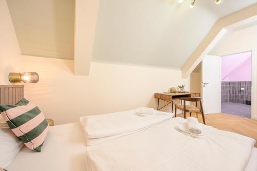 Cama o camas de una habitación en Palais Palffy Suits
