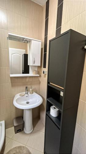 a small bathroom with a sink and a mirror at Luna di mare Igalo in Igalo
