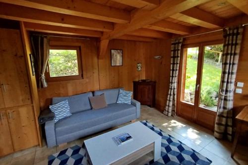 un salon avec un canapé et une table dans l'établissement Beautiful chalet with garden close to the slopes, à Megève