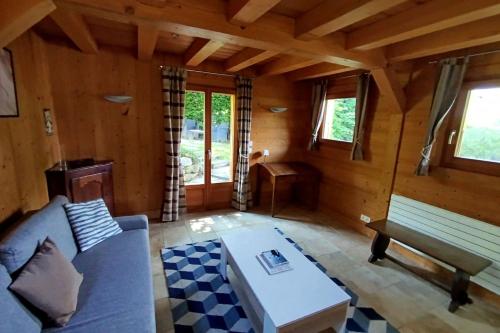 - un salon avec un canapé et un banc dans l'établissement Beautiful chalet with garden close to the slopes, à Megève