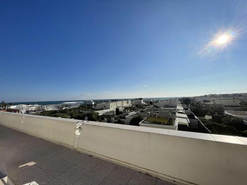 Elle comprend un balcon offrant une vue sur la ville et l'océan. dans l'établissement Studio Port Nature PN87- 2 personnes, au Cap d'Agde