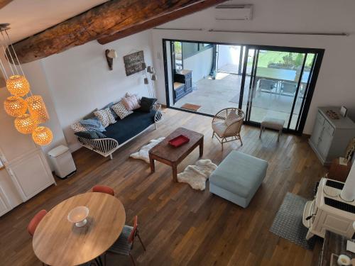 an overhead view of a living room with a couch and a table at Ma maison aux Angles calme climatisée in Les Angles Gard