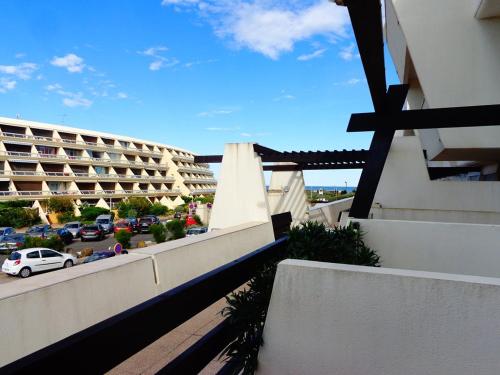 Vous bénéficierez d'une vue depuis le balcon d'un immeuble avec parking. dans l'établissement Studio Port Nature PN54 - 2 personnes, au Cap d'Agde