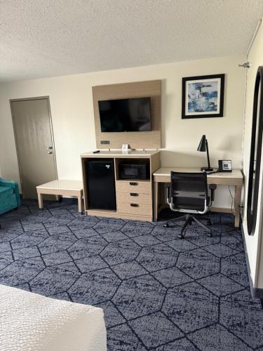 Televisyen dan/atau pusat hiburan di Baymont by Wyndham Columbia, MO