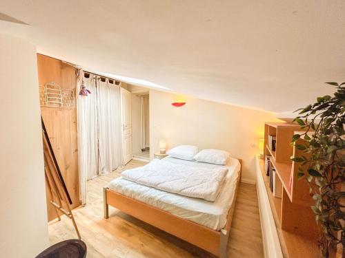 Ένα ή περισσότερα κρεβάτια σε δωμάτιο στο Duplex centre-ville - Le Beausset