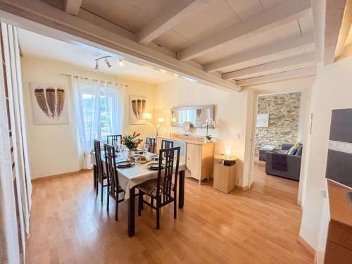 une cuisine et une salle à manger avec une table et des chaises dans l'établissement Duplex centre-ville - Le Beausset, au Beausset