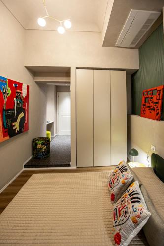 Ein Bett oder Betten in einem Zimmer der Unterkunft Reverse Art Hotel