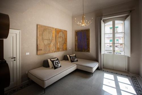 Ein Sitzbereich in der Unterkunft Reverse Art Hotel