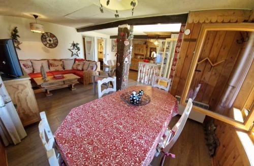 un salon avec une table et un canapé dans l'établissement Le chalet montagnard Ninou, aux Angles