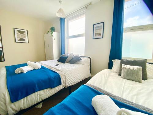 Postel nebo postele na pokoji v ubytování Clarence Road, Bilston, WV14