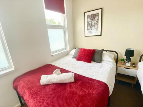 ビルストンにあるClarence Rd, Bilston, WV14のベッドとタオル2枚のある寝室