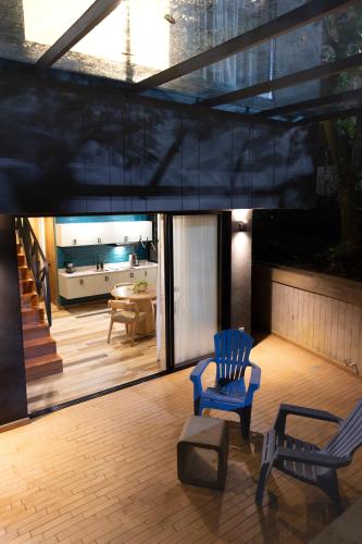 Ruang duduk di Nomadic Suites