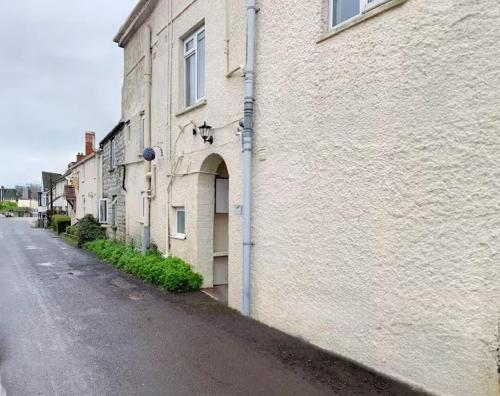 an empty street next to a building at Sleeps2-FreeParking-ContactlessCheckIn-Glastonbury in Glastonbury