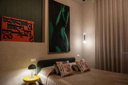 Ein Bett oder Betten in einem Zimmer der Unterkunft Reverse Art Hotel