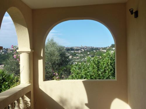 une fenêtre cintrée dans un bâtiment donnant sur un jardin dans l'établissement Maison à Ste Colombe, à La Celle-sous-Gouzon