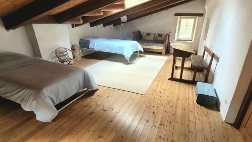 une chambre avec un lit et un salon dans l'établissement Charming Home with Pool Near Royan & Beaches, à Breuillet