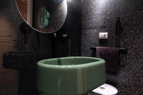 Ein Badezimmer in der Unterkunft Reverse Art Hotel