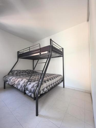 Ce lit superposé noir se trouve dans un dortoir. dans l'établissement L'échappée du port, à Fréjus