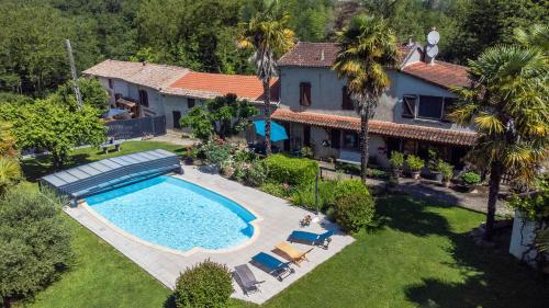 une vue aérienne d'une maison avec piscine dans l'établissement Gîte LE RUISSEAU DU BEJEAN, à Sainte-Gemme