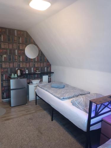 a bedroom with a bed in a room at Privatzimmer Gartenblick in Schnakenbek