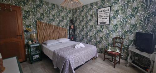 une chambre avec un lit avec un chat blanc allongé sur une table dans l'établissement Très belle Maison languedocienne à 15 mn de la mer avec trois belles chambres, 2 coins repas extérieurs avec barbecue et bain de soleil, à Lunel