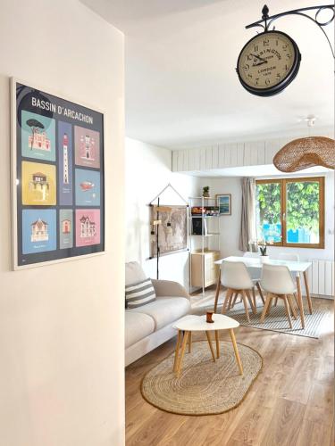 un salon avec une table et un canapé dans l'établissement Parenthèse Andernosienne, à Andernos-les-Bains