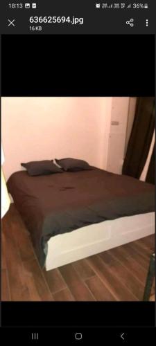 une chambre avec un grand lit avec publicité dans l'établissement Anna Home, à Dijon