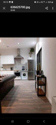 une cuisine avec une cuisinière et un réfrigérateur dans l'établissement Anna Home, à Dijon