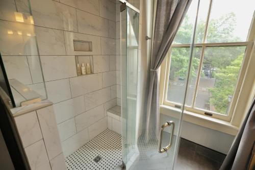 Bilik mandi di Foley House Inn