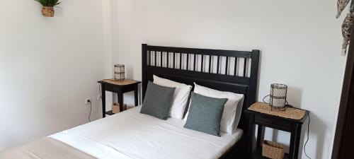 una camera da letto con letto nero e 2 comodini di Quinta do Pinheirão a Coruche