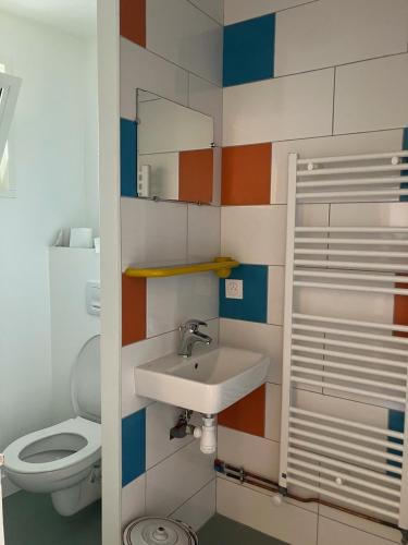 une salle de bain avec un lavabo et des toilettes dans l'établissement Les Dortoirs des Joualles, à Saint-Émilion