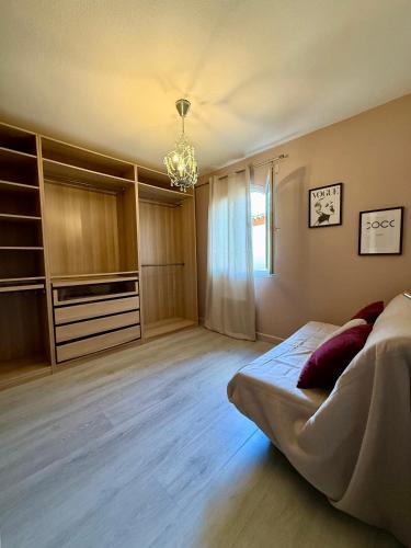une chambre avec un lit et un lustre dans l'établissement Magnifique maison 70 m2 Jardin, à Montpellier