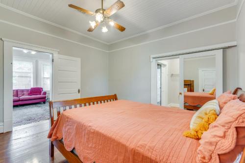 Katil atau katil-katil dalam bilik di 8 Mi to Pensacola Beach Home with Private Pool