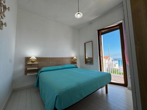 Ένα ή περισσότερα κρεβάτια σε δωμάτιο στο Vista Mare Librari Torre Ovo