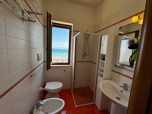 Ένα μπάνιο στο Vista Mare Librari Torre Ovo