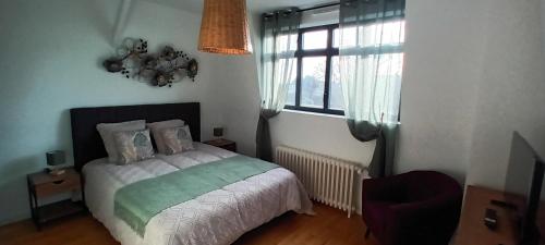 une chambre avec un lit et une fenêtre dans l'établissement Villa du homard bleu, à Donville-les-Bains