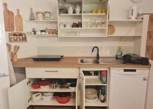 Una cocina o zona de cocina en Soba tete Tile - Hiša ob gozdu