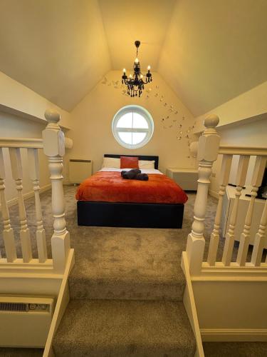 Ένα ή περισσότερα κρεβάτια σε δωμάτιο στο St Helens Apt Near Town Center & Theater, Free Parking & WiFi