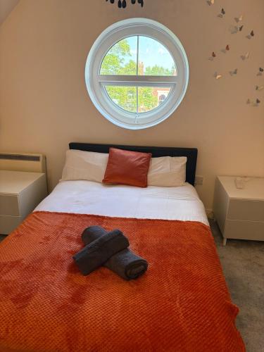 Ένα ή περισσότερα κρεβάτια σε δωμάτιο στο St Helens Apt Near Town Center & Theater, Free Parking & WiFi