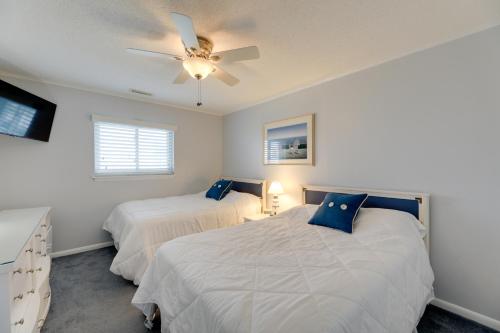 une chambre avec deux lits et un ventilateur de plafond dans l'établissement Family-Friendly Ocean City Condo Walk to Beach!, à Ocean City