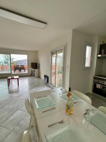 un salon avec une table et des chaises blanches dans l'établissement Une parenthèse sur l'eau, à Marseille