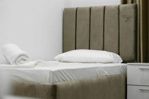 Una cama o camas en una habitación de Tepelena Center Hotel
