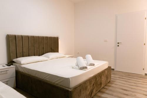 Una cama o camas en una habitación de Tepelena Center Hotel