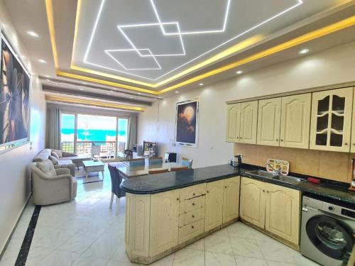 エル・アラメインにあるMarina 2 luxury Chalet Sea View Alamein 3 bedroomsの格天井のキッチン&リビングルーム