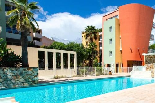 une piscine devant un immeuble dans l'établissement MISTRAL-Rare 6 pers, parking, wifi, ,clim, piscines, à Antibes