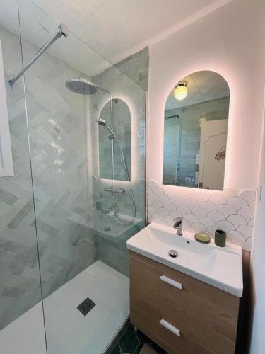 une salle de bain avec une douche en verre et un lavabo dans l'établissement Le cocon de Saint Mart'inn, à Brest